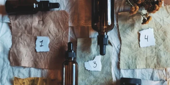 Medicine bag geverfd met planten met flesjes