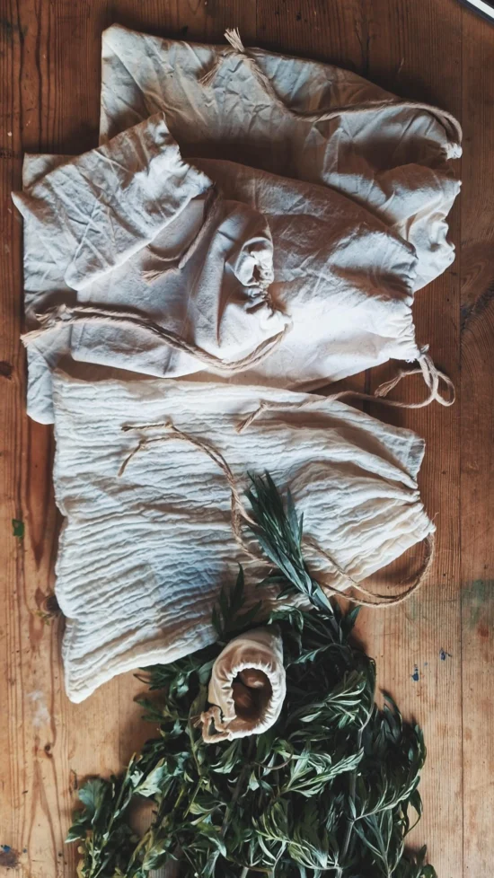 Wildpluk zakjes + droogzak geverfd met planten